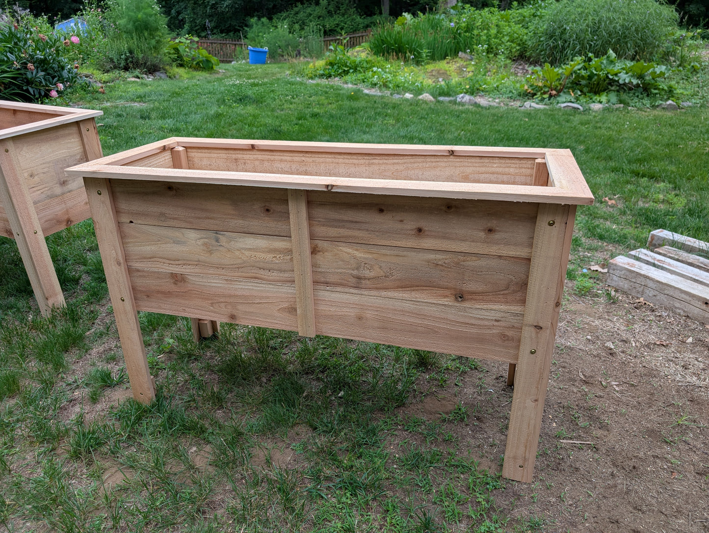 Cedar Planter Elevated - Medium 30 in. Tall